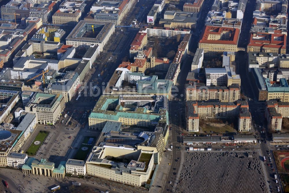 Luftaufnahme Berlin Mitte - Plattenbau- Mehrfamilienhaus- Gebäude an der Wilhelmstraße im Stadtteil Mitte in Berlin