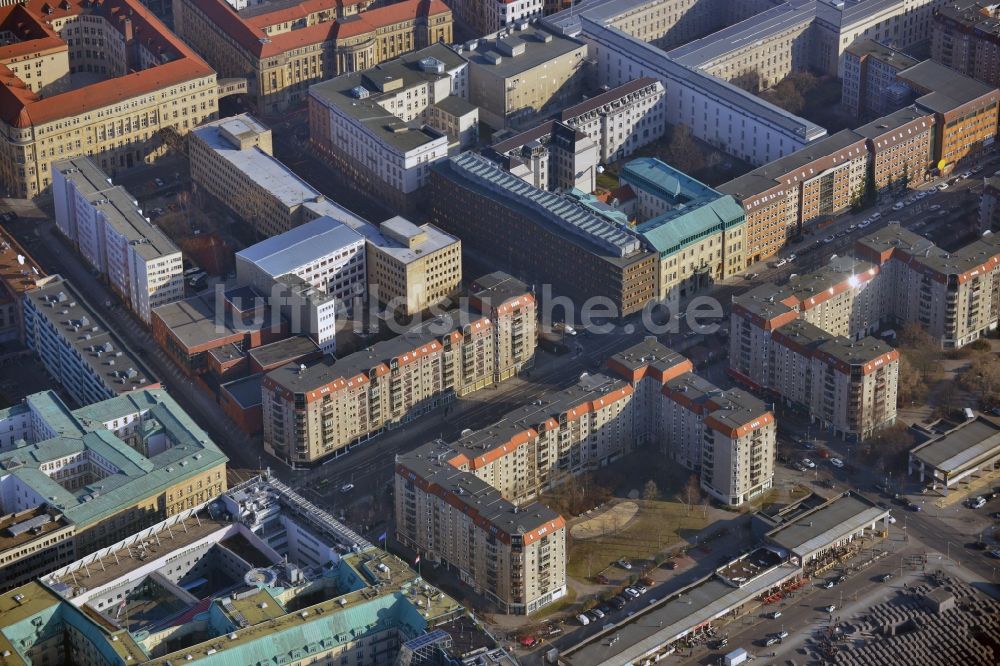 Berlin Mitte aus der Vogelperspektive: Plattenbau- Mehrfamilienhaus- Gebäude an der Wilhelmstraße im Stadtteil Mitte in Berlin