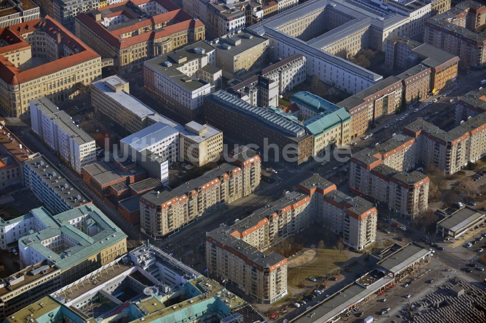 Luftbild Berlin Mitte - Plattenbau- Mehrfamilienhaus- Gebäude an der Wilhelmstraße im Stadtteil Mitte in Berlin