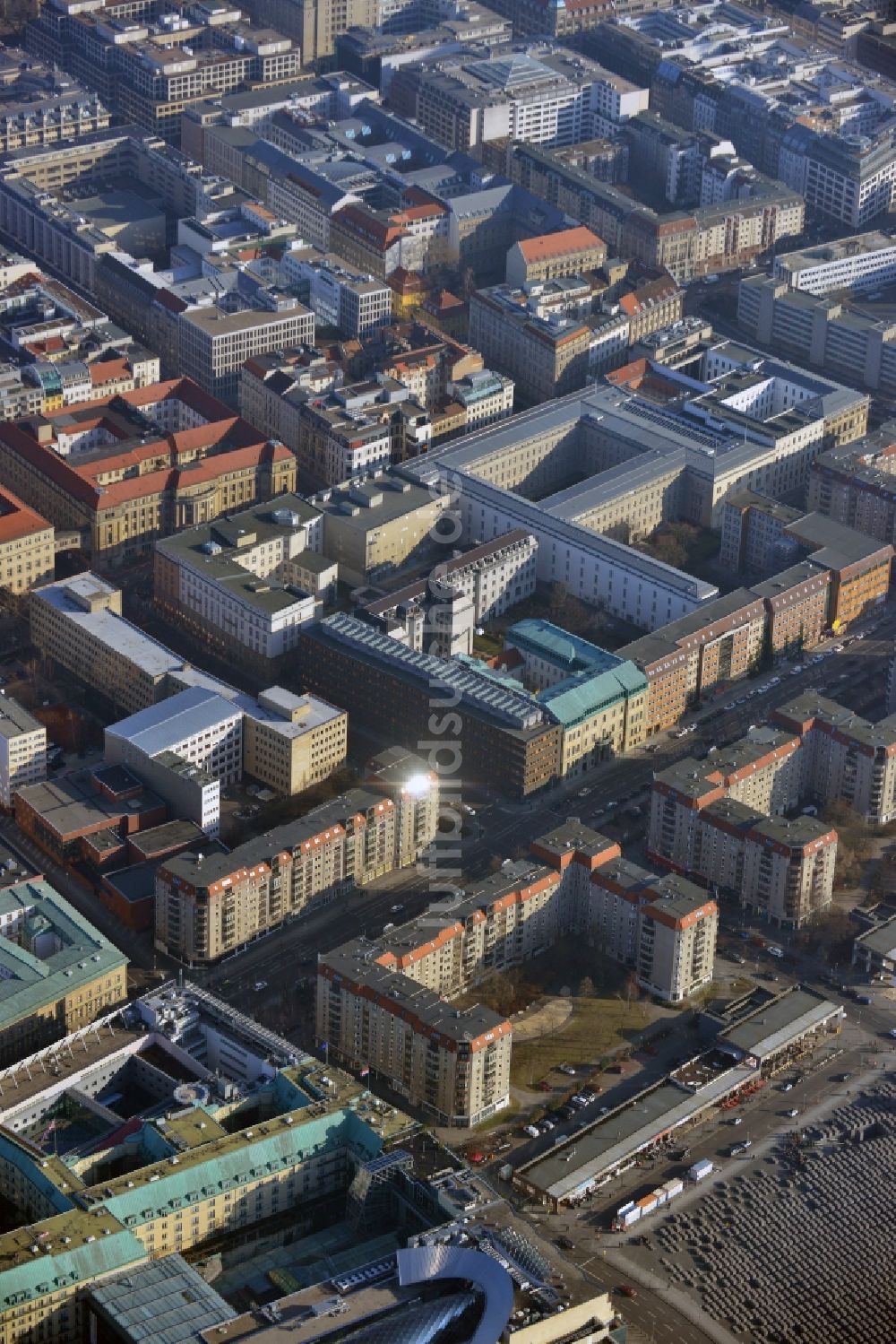 Luftaufnahme Berlin Mitte - Plattenbau- Mehrfamilienhaus- Gebäude an der Wilhelmstraße im Stadtteil Mitte in Berlin