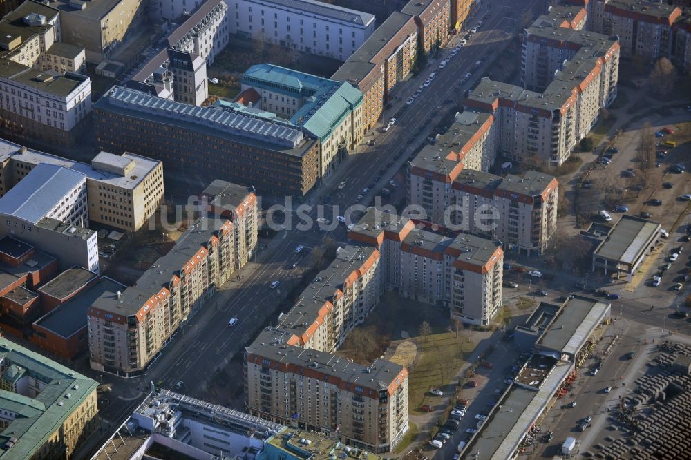 Berlin Mitte von oben - Plattenbau- Mehrfamilienhaus- Gebäude an der Wilhelmstraße im Stadtteil Mitte in Berlin