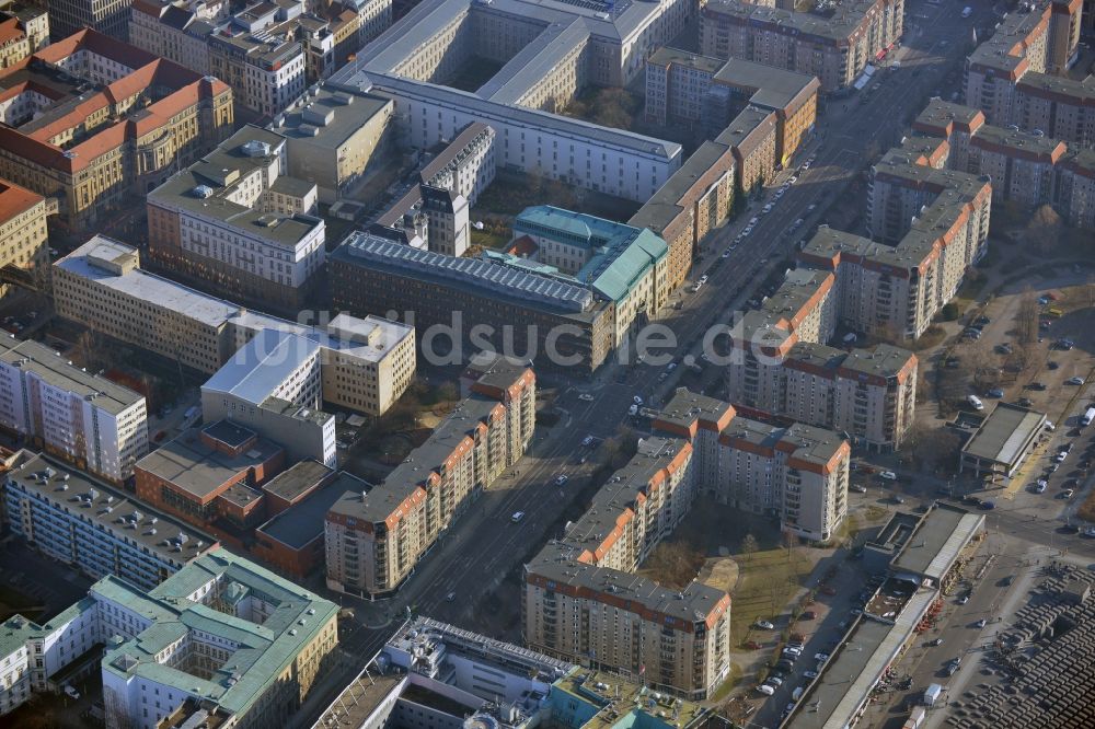 Berlin Mitte aus der Vogelperspektive: Plattenbau- Mehrfamilienhaus- Gebäude an der Wilhelmstraße im Stadtteil Mitte in Berlin