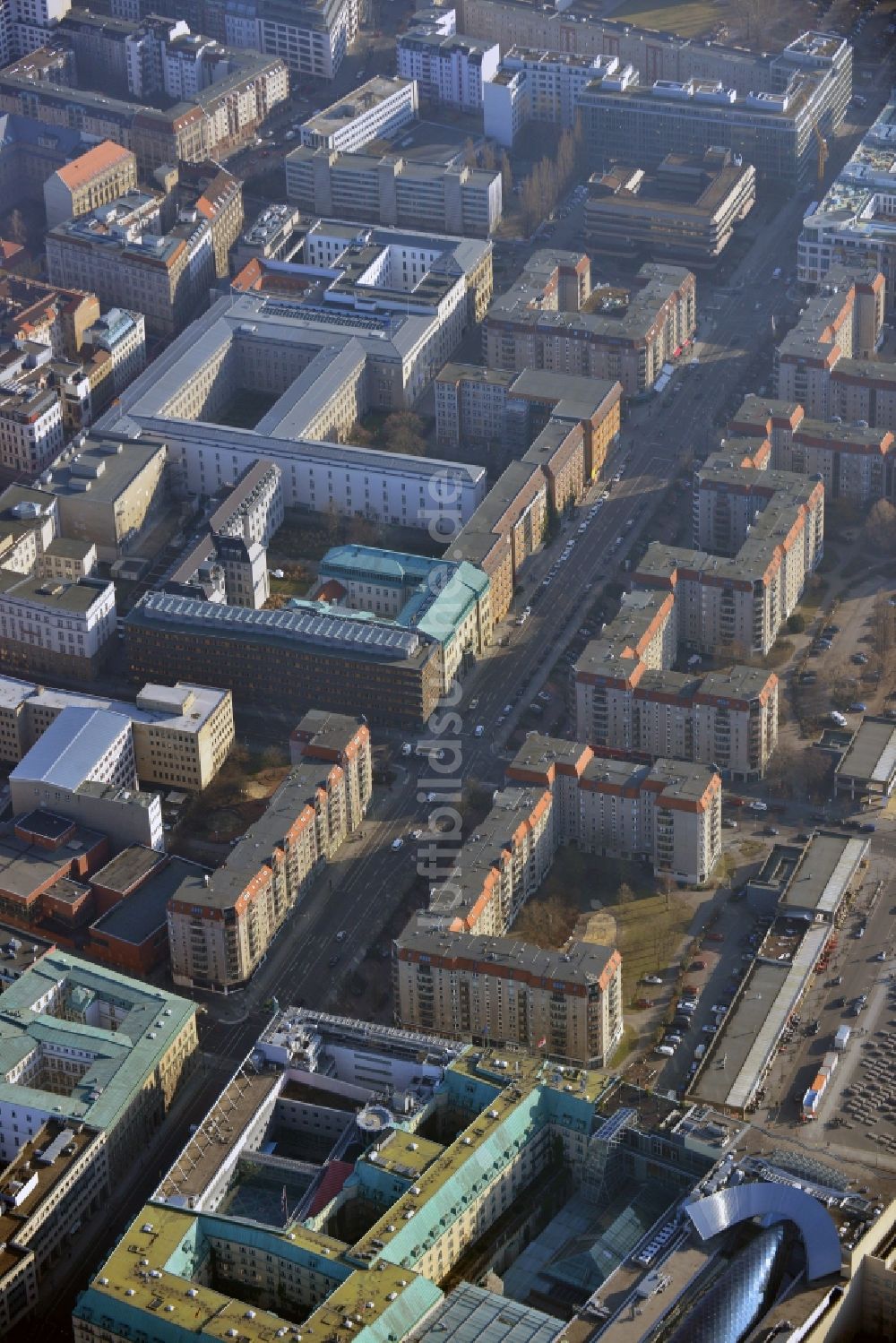 Luftbild Berlin Mitte - Plattenbau- Mehrfamilienhaus- Gebäude an der Wilhelmstraße im Stadtteil Mitte in Berlin