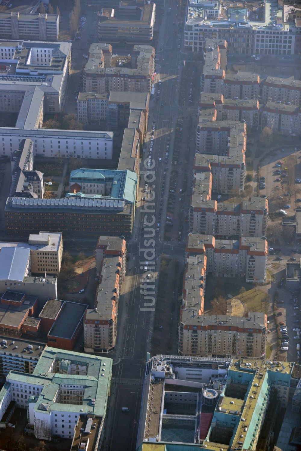 Luftaufnahme Berlin Mitte - Plattenbau- Mehrfamilienhaus- Gebäude an der Wilhelmstraße im Stadtteil Mitte in Berlin