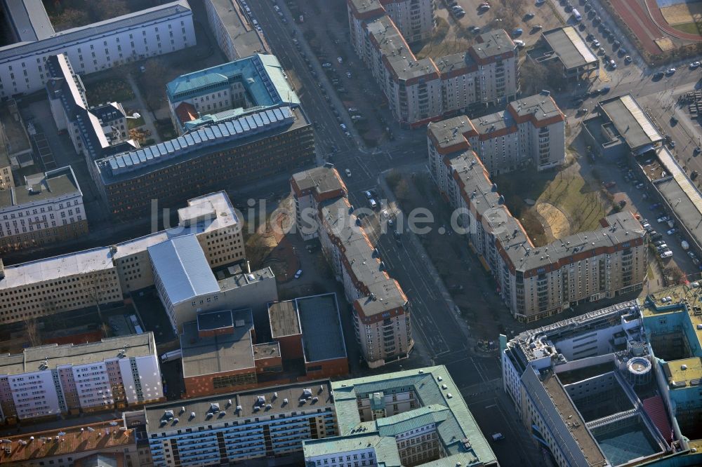 Berlin Mitte von oben - Plattenbau- Mehrfamilienhaus- Gebäude an der Wilhelmstraße im Stadtteil Mitte in Berlin