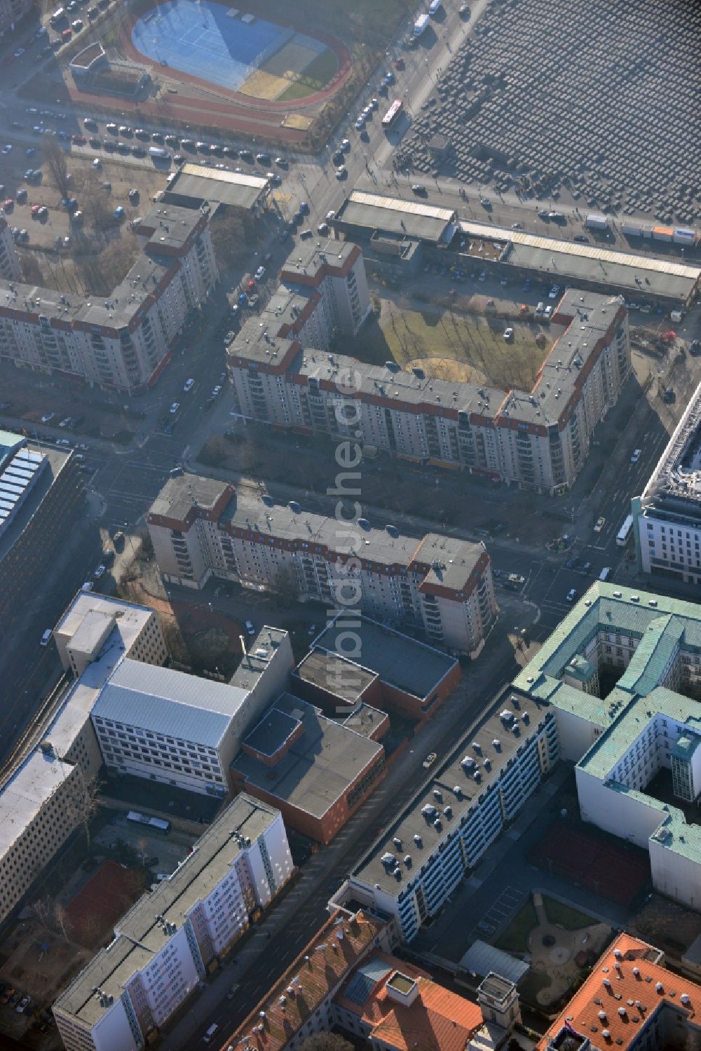 Luftbild Berlin Mitte - Plattenbau- Mehrfamilienhaus- Gebäude an der Wilhelmstraße im Stadtteil Mitte in Berlin