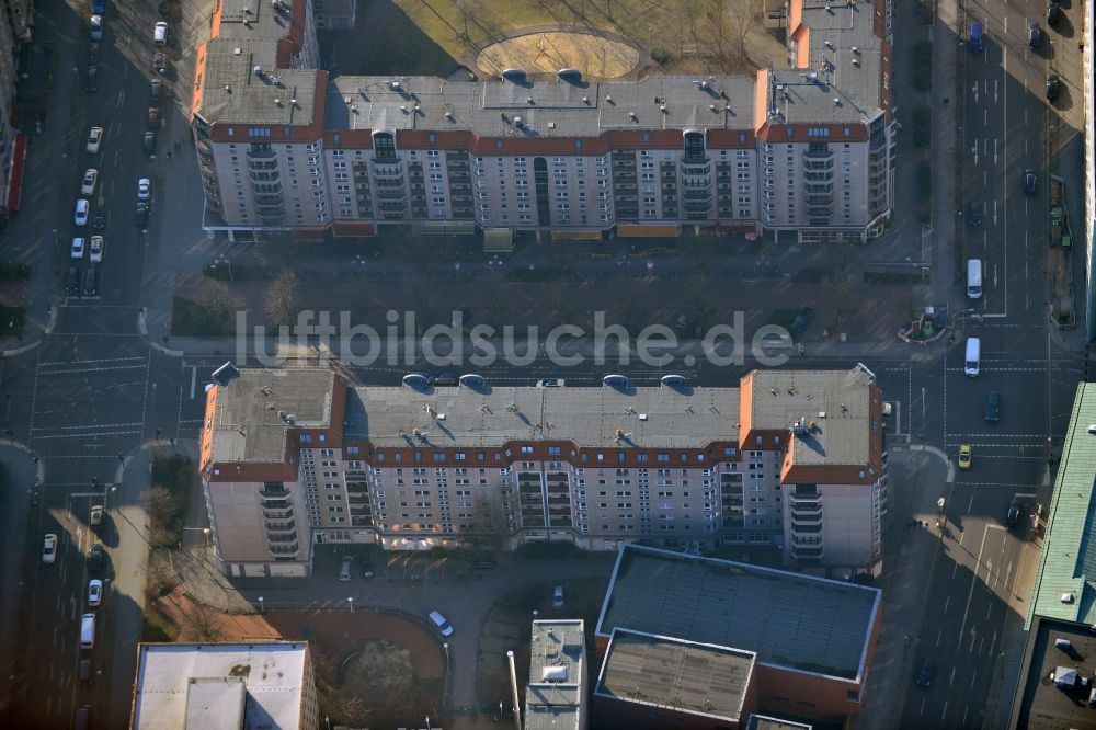 Luftaufnahme Berlin Mitte - Plattenbau- Mehrfamilienhaus- Gebäude an der Wilhelmstraße im Stadtteil Mitte in Berlin