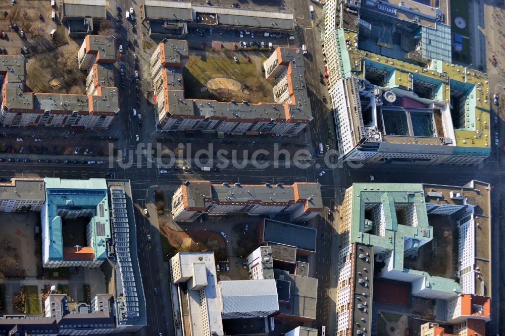 Berlin Mitte von oben - Plattenbau- Mehrfamilienhaus- Gebäude an der Wilhelmstraße im Stadtteil Mitte in Berlin