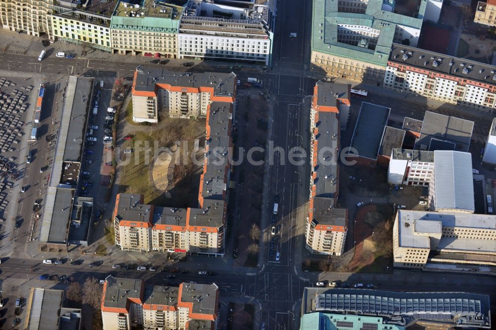 Luftbild Berlin Mitte - Plattenbau- Mehrfamilienhaus- Gebäude an der Wilhelmstraße im Stadtteil Mitte in Berlin