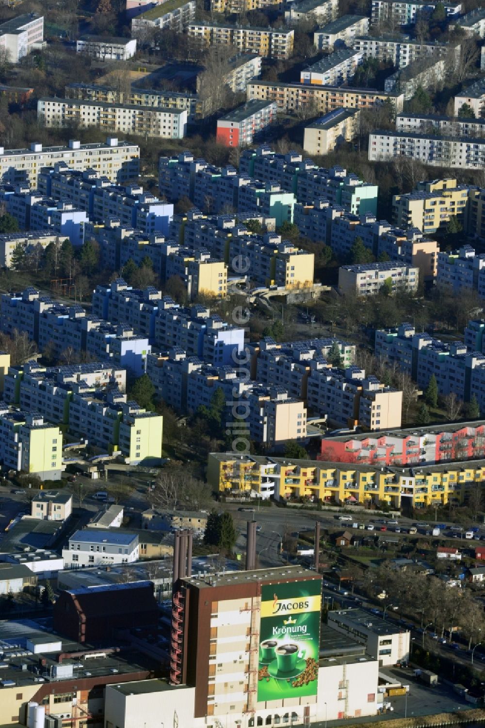 Berlin von oben - Plattenbau- Neubauwohngebiete an der Sonnenallee, Neuköllnische Allee in Berlin - Neukölln