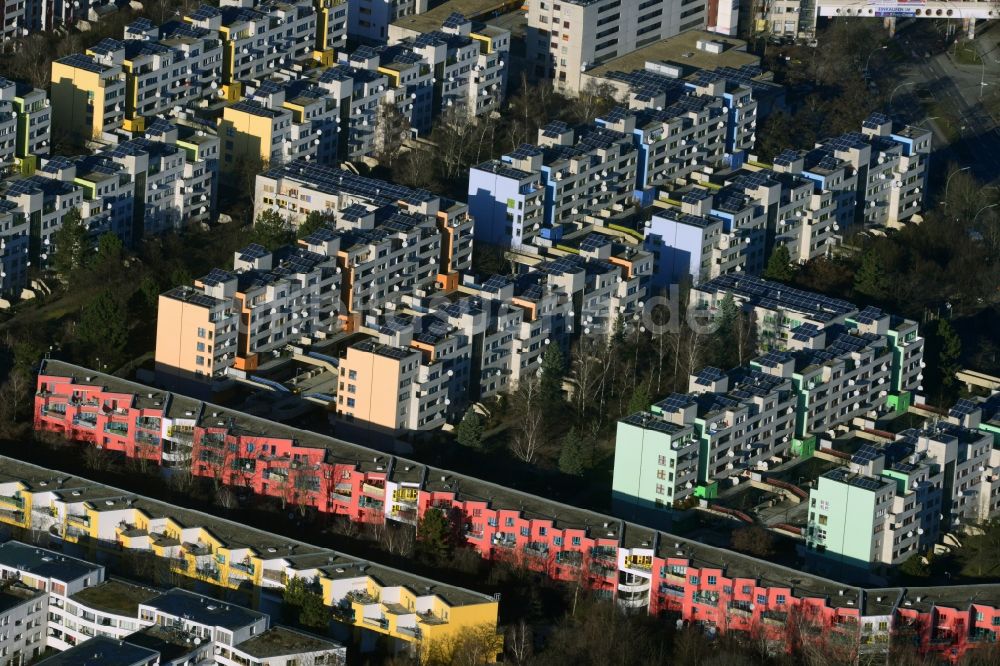 Berlin von oben - Plattenbau- Neubauwohngebiete an der Sonnenallee, Neuköllnische Allee in Berlin - Neukölln