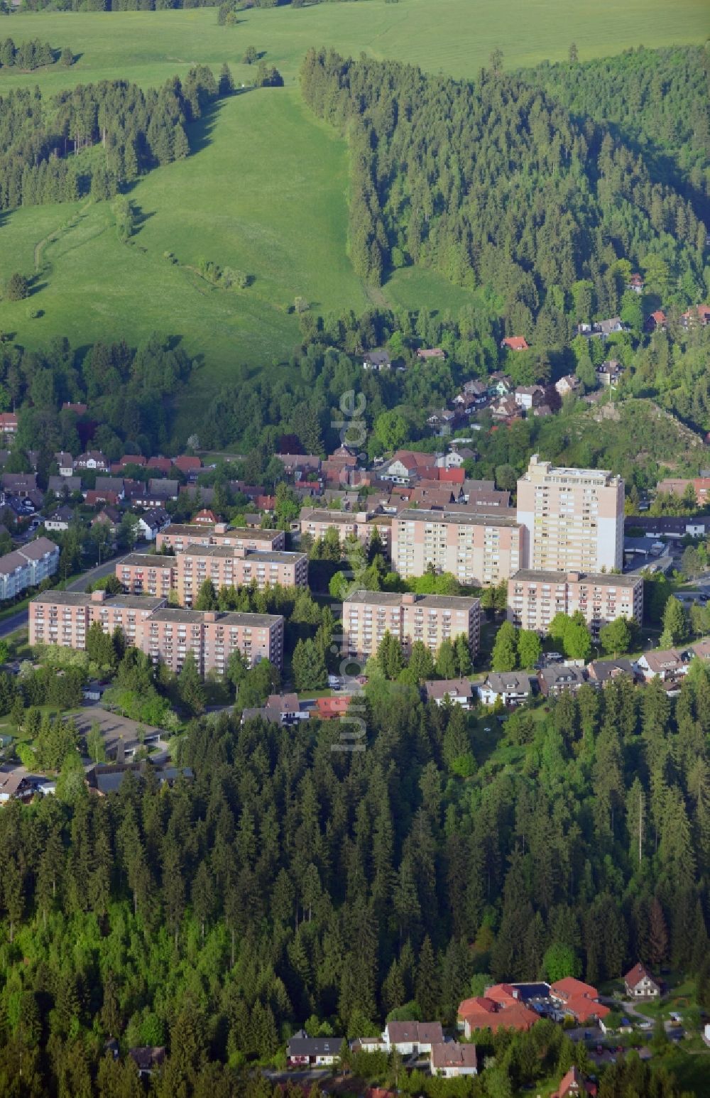 Altenau aus der Vogelperspektive: Plattenbau - Siedlung auf dem Glockenberg in Altenau im Harz im Bundesland Niedersachsen