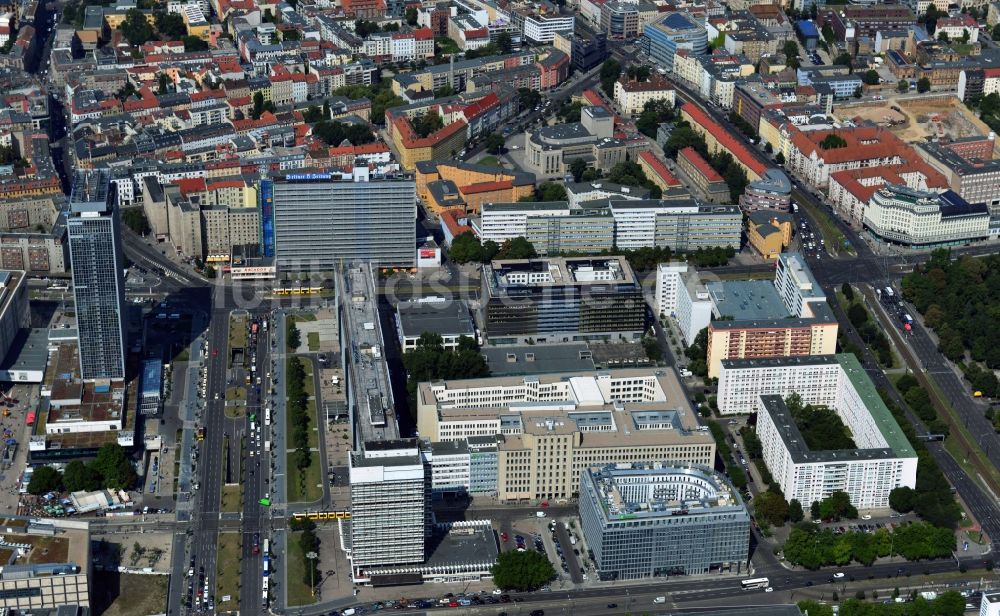 Luftbild Berlin Mitte - Plattenbau Wohngebiet an der Otto-Braun-Straße Ecke Mollstraße im Stadtbezirk Mitte von Berlin