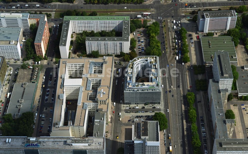 Luftaufnahme Berlin Mitte - Plattenbau Wohngebiet an der Otto-Braun-Straße Ecke Mollstraße im Stadtbezirk Mitte von Berlin