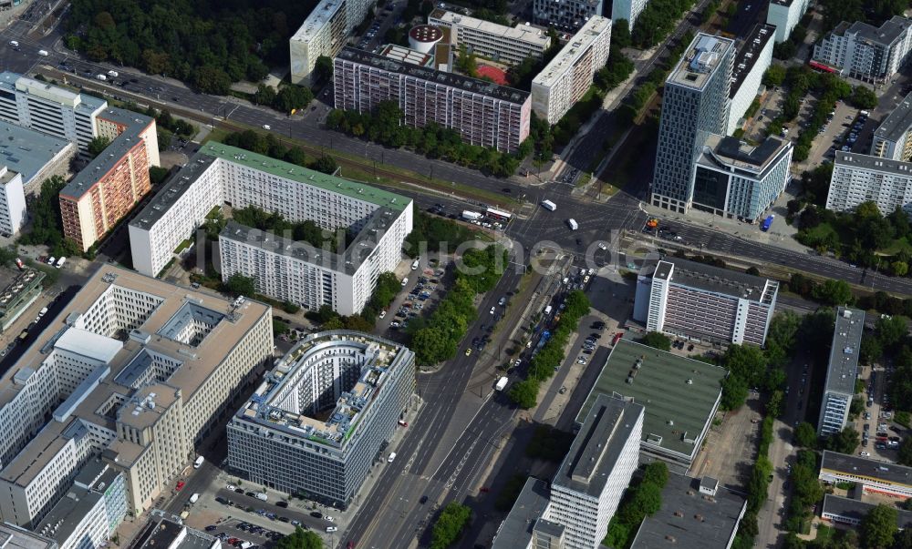 Berlin Mitte von oben - Plattenbau Wohngebiet an der Otto-Braun-Straße Ecke Mollstraße im Stadtbezirk Mitte von Berlin