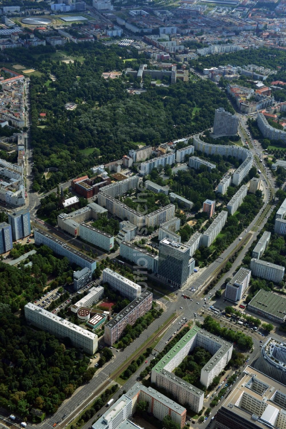 Luftbild Berlin Mitte - Plattenbau Wohngebiet an der Otto-Braun-Straße Ecke Mollstraße im Stadtbezirk Mitte von Berlin