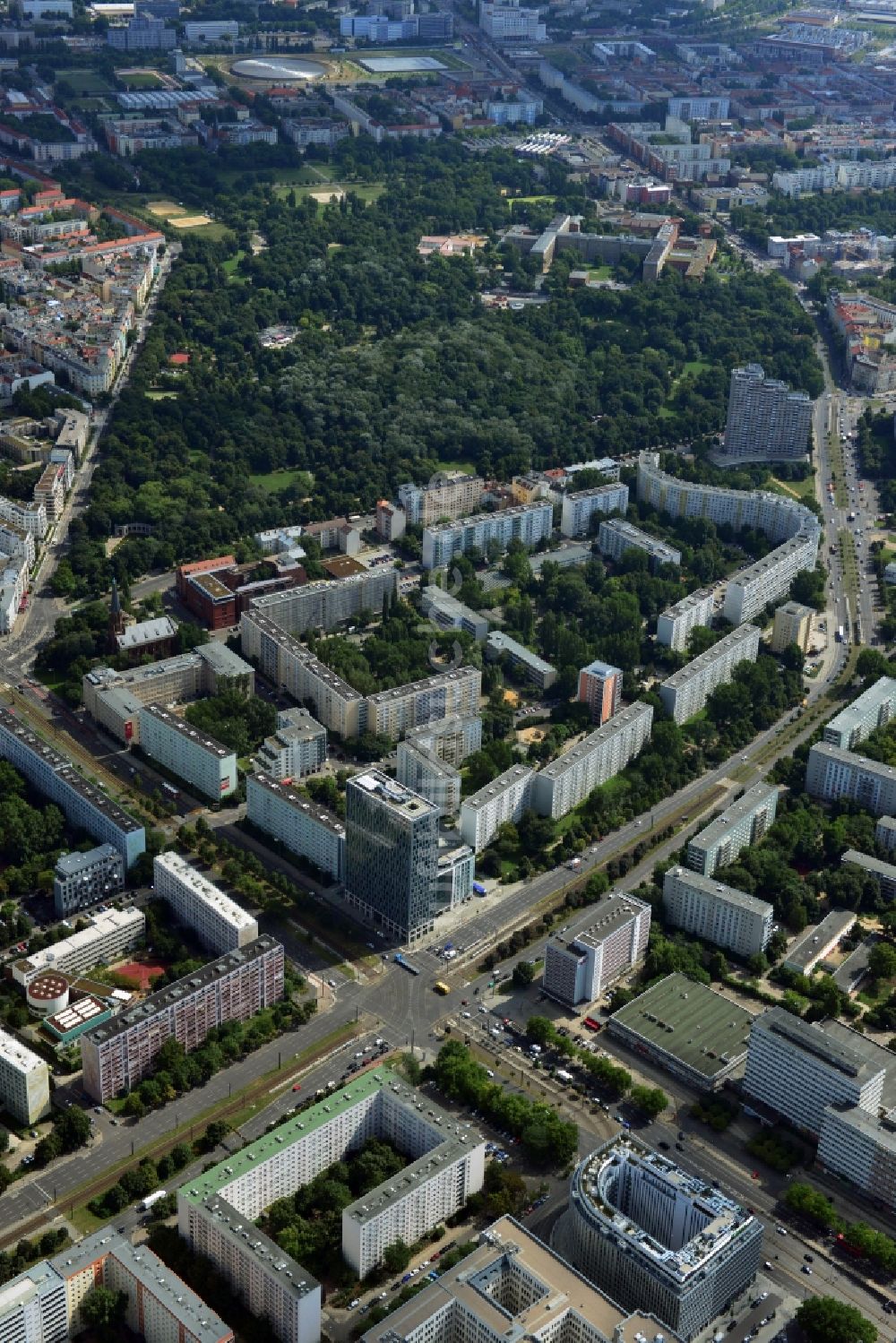 Luftaufnahme Berlin Mitte - Plattenbau Wohngebiet an der Otto-Braun-Straße Ecke Mollstraße im Stadtbezirk Mitte von Berlin