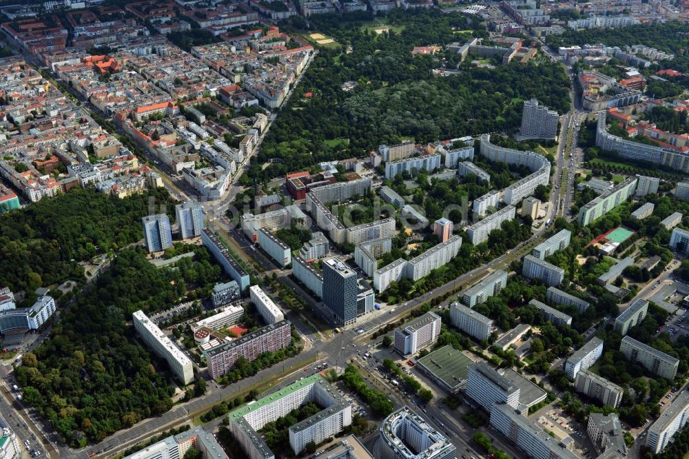 Berlin Mitte von oben - Plattenbau Wohngebiet an der Otto-Braun-Straße Ecke Mollstraße im Stadtbezirk Mitte von Berlin