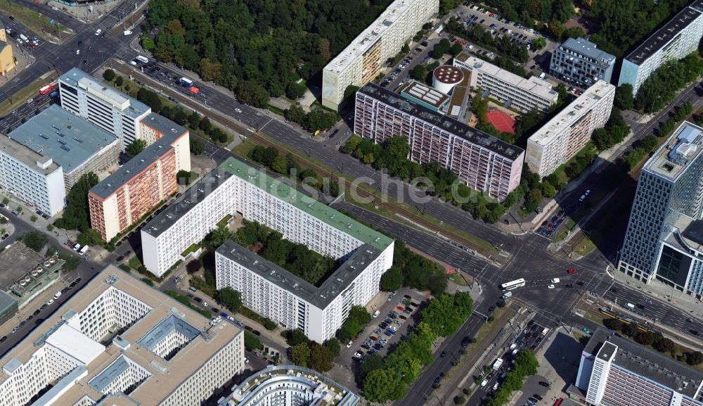 Berlin Mitte aus der Vogelperspektive: Plattenbau Wohngebiet an der Otto-Braun-Straße Ecke Mollstraße im Stadtbezirk Mitte von Berlin