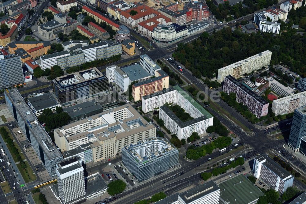 Luftbild Berlin Mitte - Plattenbau Wohngebiet an der Otto-Braun-Straße Ecke Mollstraße im Stadtbezirk Mitte von Berlin