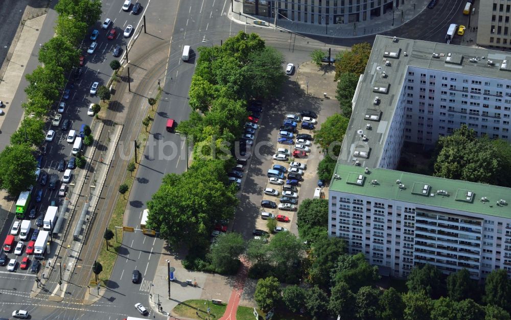 Luftaufnahme Berlin Mitte - Plattenbau Wohngebiet an der Otto-Braun-Straße Ecke Mollstraße im Stadtbezirk Mitte von Berlin