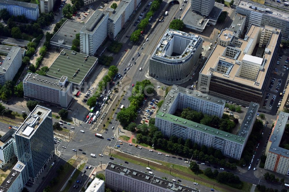 Berlin Mitte von oben - Plattenbau Wohngebiet an der Otto-Braun-Straße Ecke Mollstraße im Stadtbezirk Mitte von Berlin