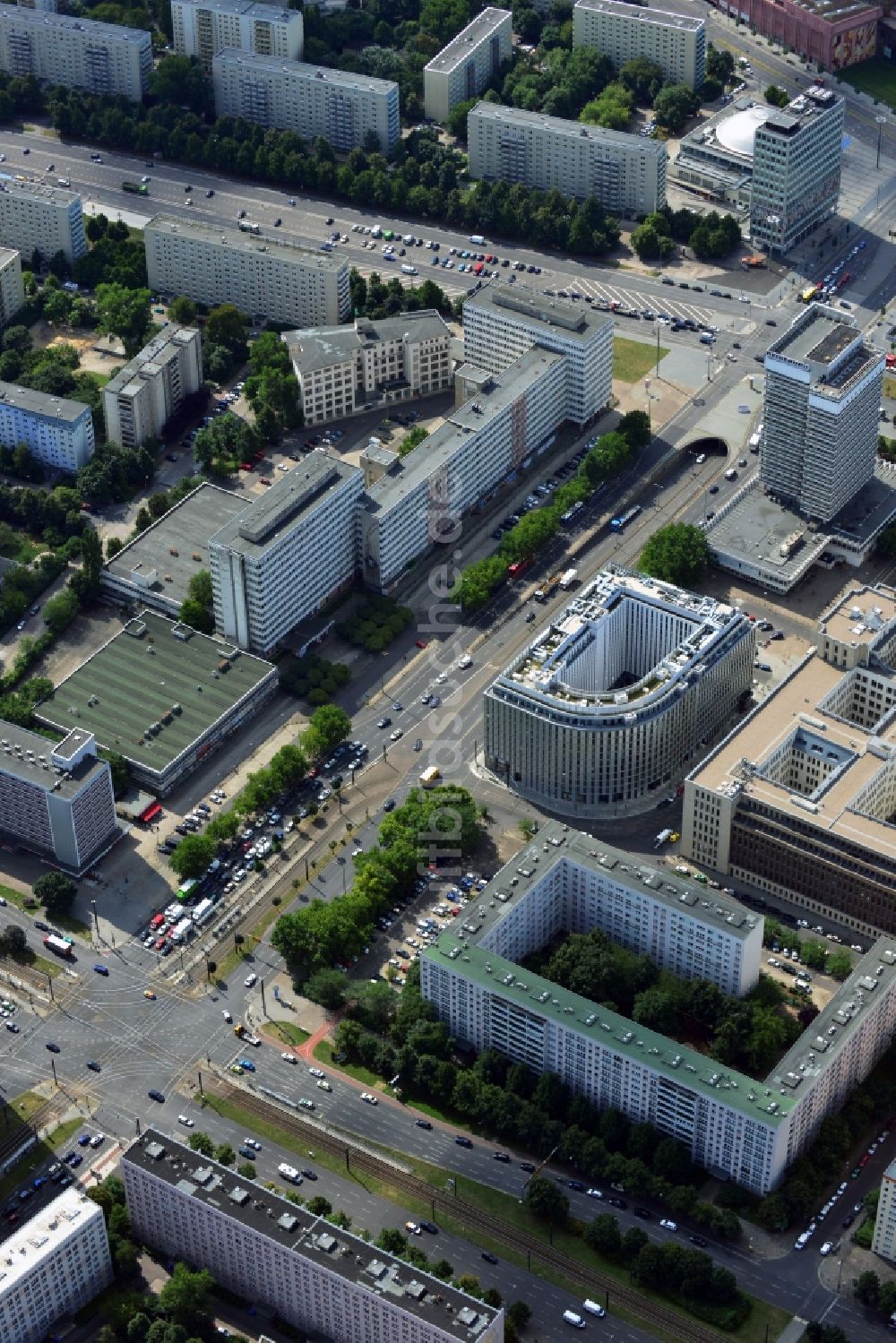 Berlin Mitte aus der Vogelperspektive: Plattenbau Wohngebiet an der Otto-Braun-Straße Ecke Mollstraße im Stadtbezirk Mitte von Berlin