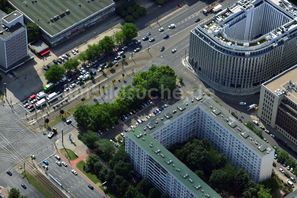 Luftbild Berlin Mitte - Plattenbau Wohngebiet an der Otto-Braun-Straße Ecke Mollstraße im Stadtbezirk Mitte von Berlin