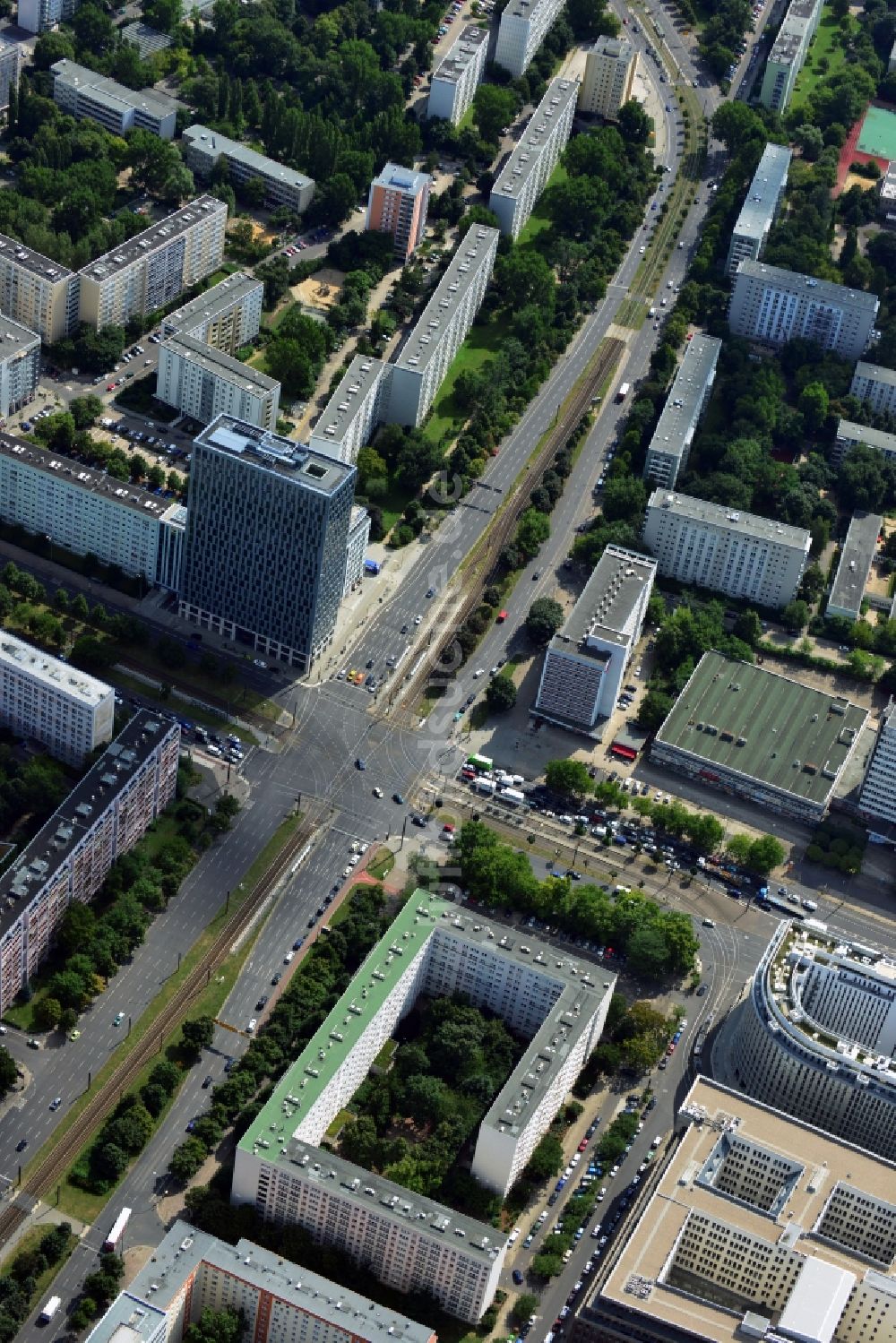 Luftaufnahme Berlin Mitte - Plattenbau Wohngebiet an der Otto-Braun-Straße Ecke Mollstraße im Stadtbezirk Mitte von Berlin