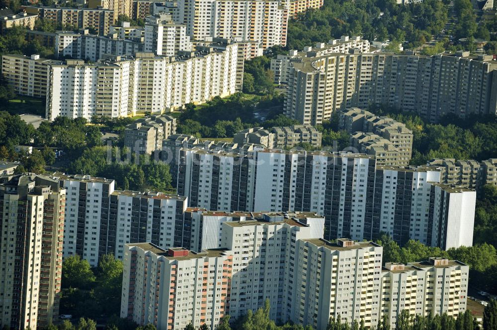 Luftaufnahme Berlin - Plattenbausiedlung in Berlin- Neukölln