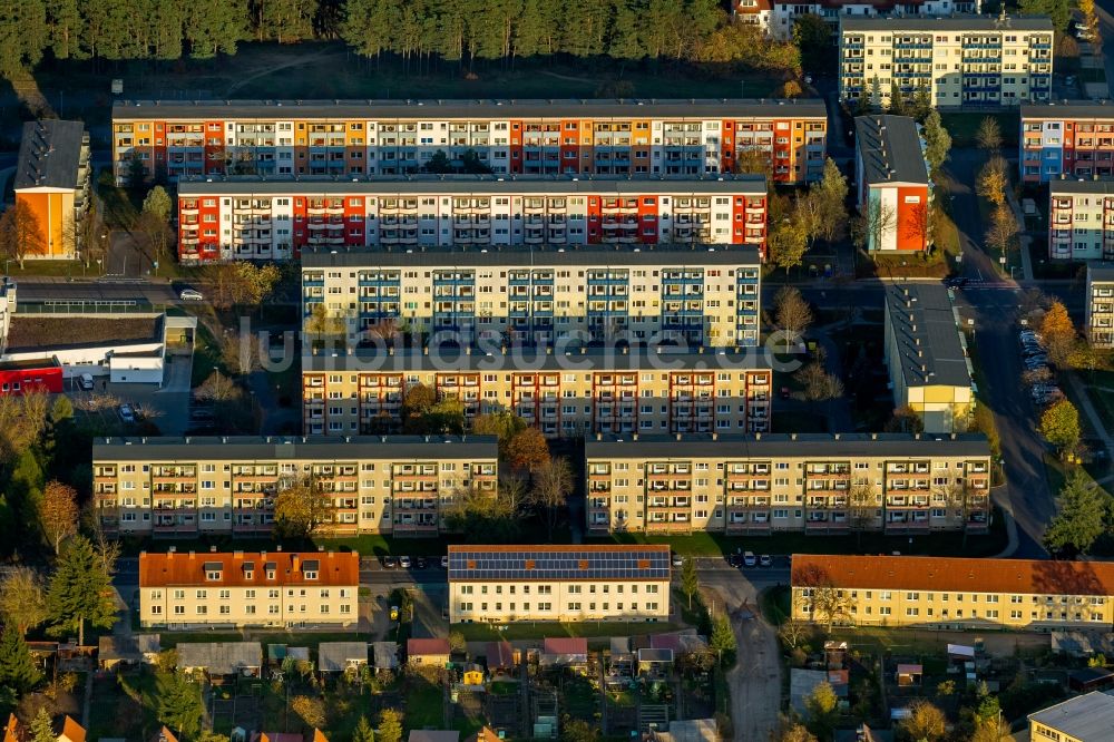 Neustrelitz aus der Vogelperspektive: Plattenbausiedlung in Neustrelitz im Bundesland Mecklenburg-Vorpommern