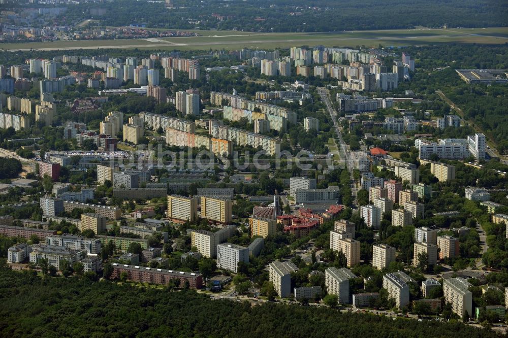 Warschau von oben - Plattenbauten in Warschau in der Woiwodschaft Masowien in Polen