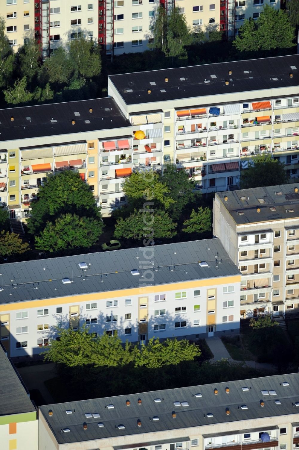 Magdeburg von oben - Plattenwohnbauten mit umgebautem WBS70 Wohnhaus in Magdeburg im Bundesland Sachsen-Anhalt