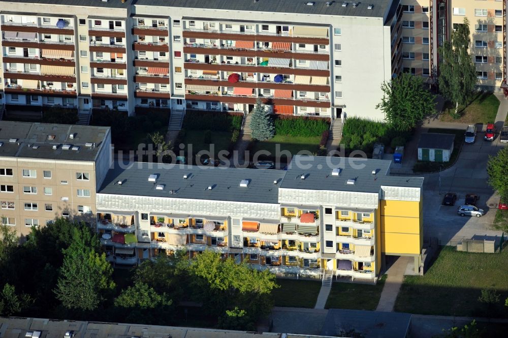 Magdeburg aus der Vogelperspektive: Plattenwohnbauten mit umgebautem WBS70 Wohnhaus in Magdeburg im Bundesland Sachsen-Anhalt