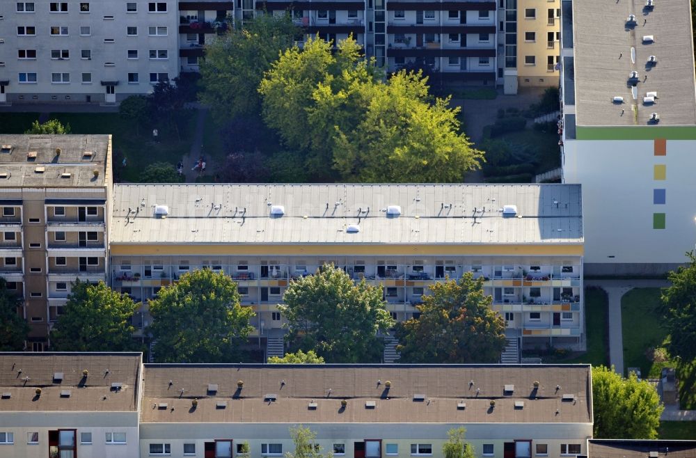 Luftaufnahme Magdeburg - Plattenwohnbauten mit umgebautem WBS70 Wohnhaus in Magdeburg im Bundesland Sachsen-Anhalt