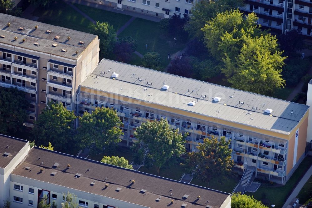 Magdeburg von oben - Plattenwohnbauten mit umgebautem WBS70 Wohnhaus in Magdeburg im Bundesland Sachsen-Anhalt