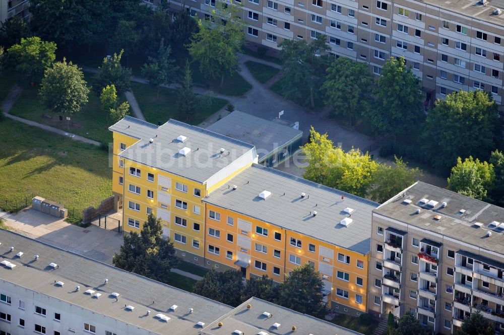 Magdeburg aus der Vogelperspektive: Plattenwohnbauten mit umgebautem WBS70 Wohnhaus in Magdeburg im Bundesland Sachsen-Anhalt