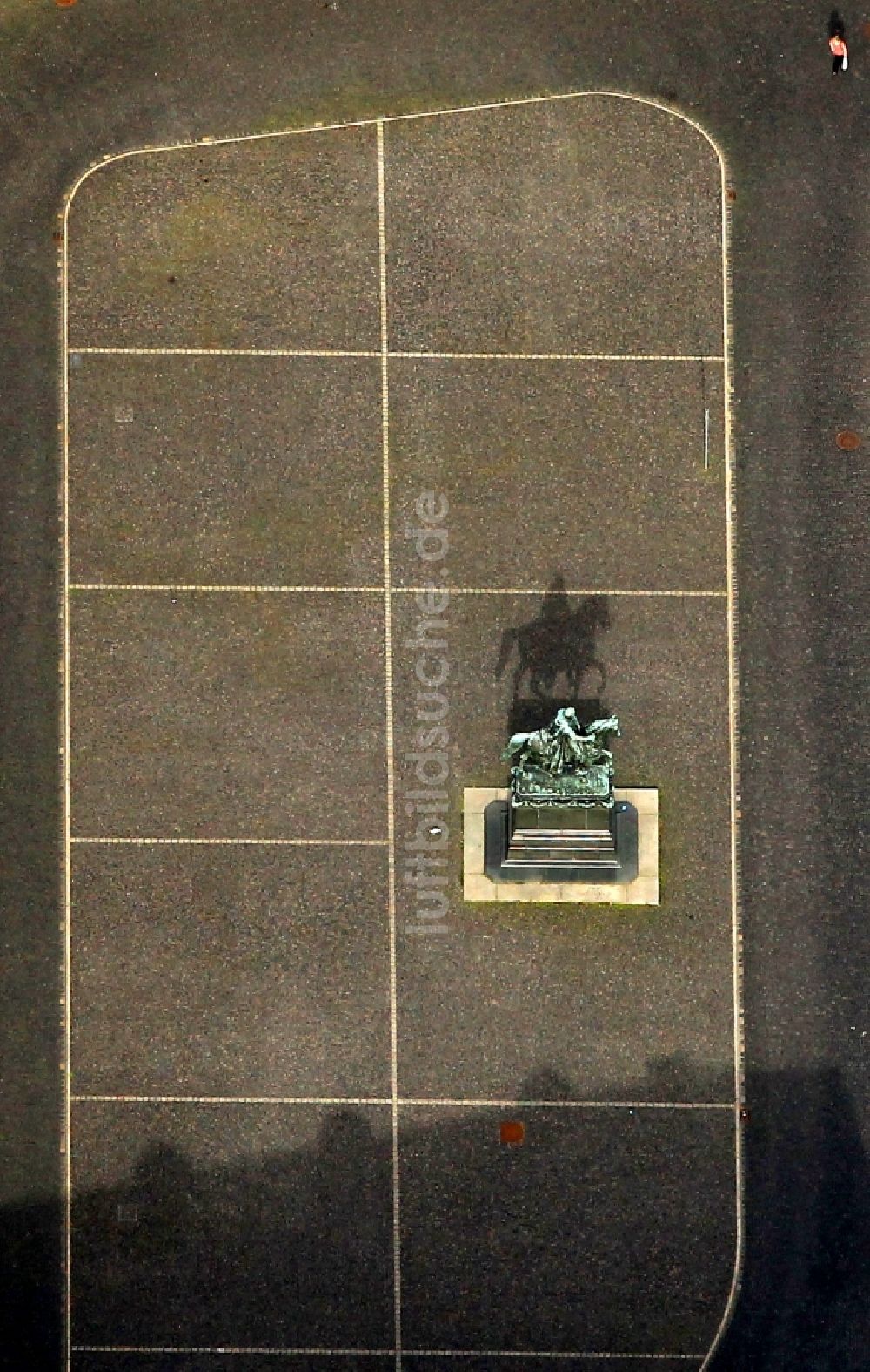 Luftaufnahme Weimar - Platz der Demokratie mit Reiterdenkmal des Großherzog Carl-August am Hauptgebäude der Hochschule für Musik Franz Liszt in Weimar in Thüringen