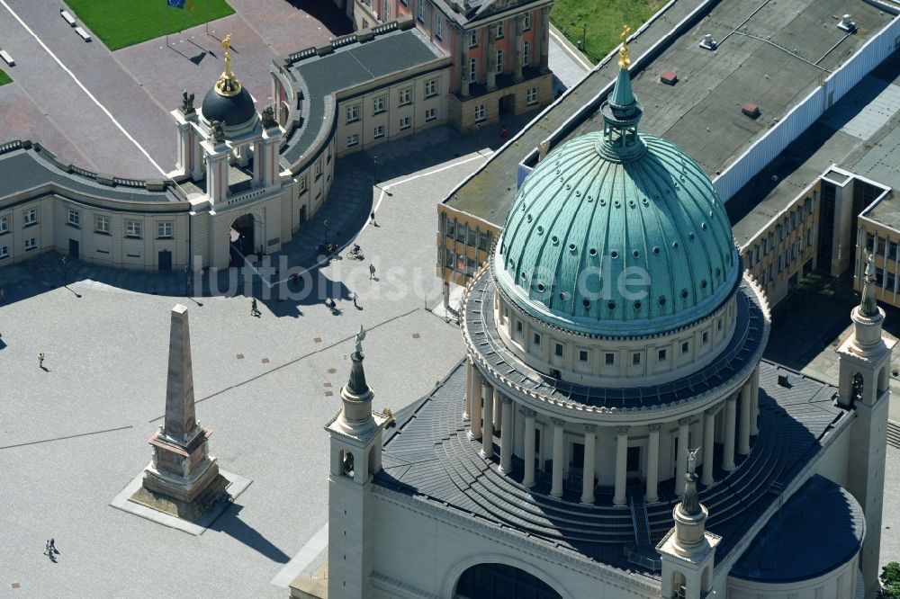 Luftaufnahme Potsdam - Platz- Ensemble Alter Markt zwischen dem Landtag Brandenburg und der Sankt Nikolaikirche im Innenstadt- Zentrum im Ortsteil Innenstadt in Potsdam im Bundesland Brandenburg, Deutschland