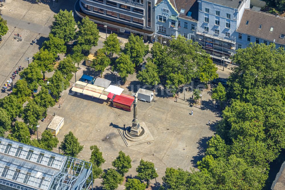 Oberhausen aus der Vogelperspektive: Platz- Ensemble Altmarkt mit der Siegessäule in Oberhausen im Bundesland Nordrhein-Westfalen, Deutschland