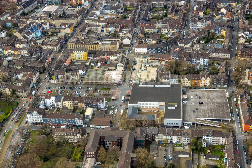 Duisburg aus der Vogelperspektive: Platz- Ensemble August-Bebel-Platz in Duisburg im Bundesland Nordrhein-Westfalen, Deutschland