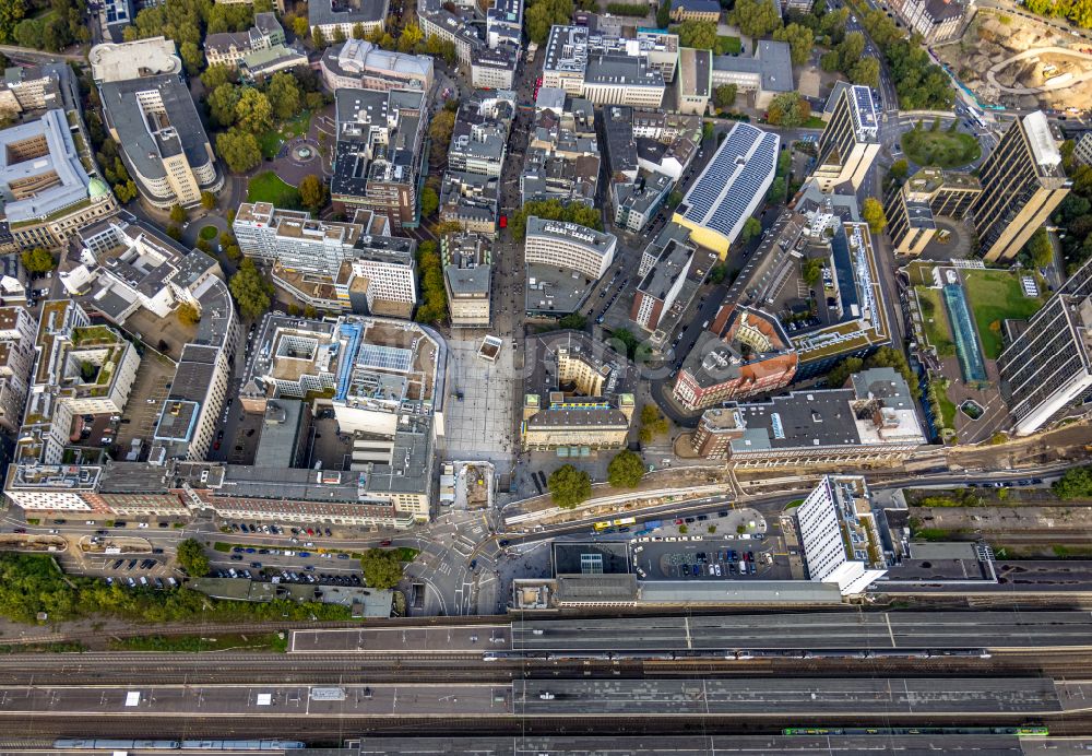 Essen aus der Vogelperspektive: Platz- Ensemble Baustelle am Willy-Brandt-Platz in Essen im Bundesland Nordrhein-Westfalen, Deutschland