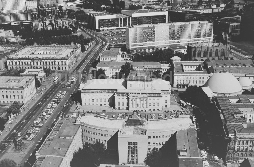 Luftaufnahme Berlin - Platz- Ensemble Bebelplatz - Unter den Linden im Ortsteil Mitte in Berlin, Deutschland