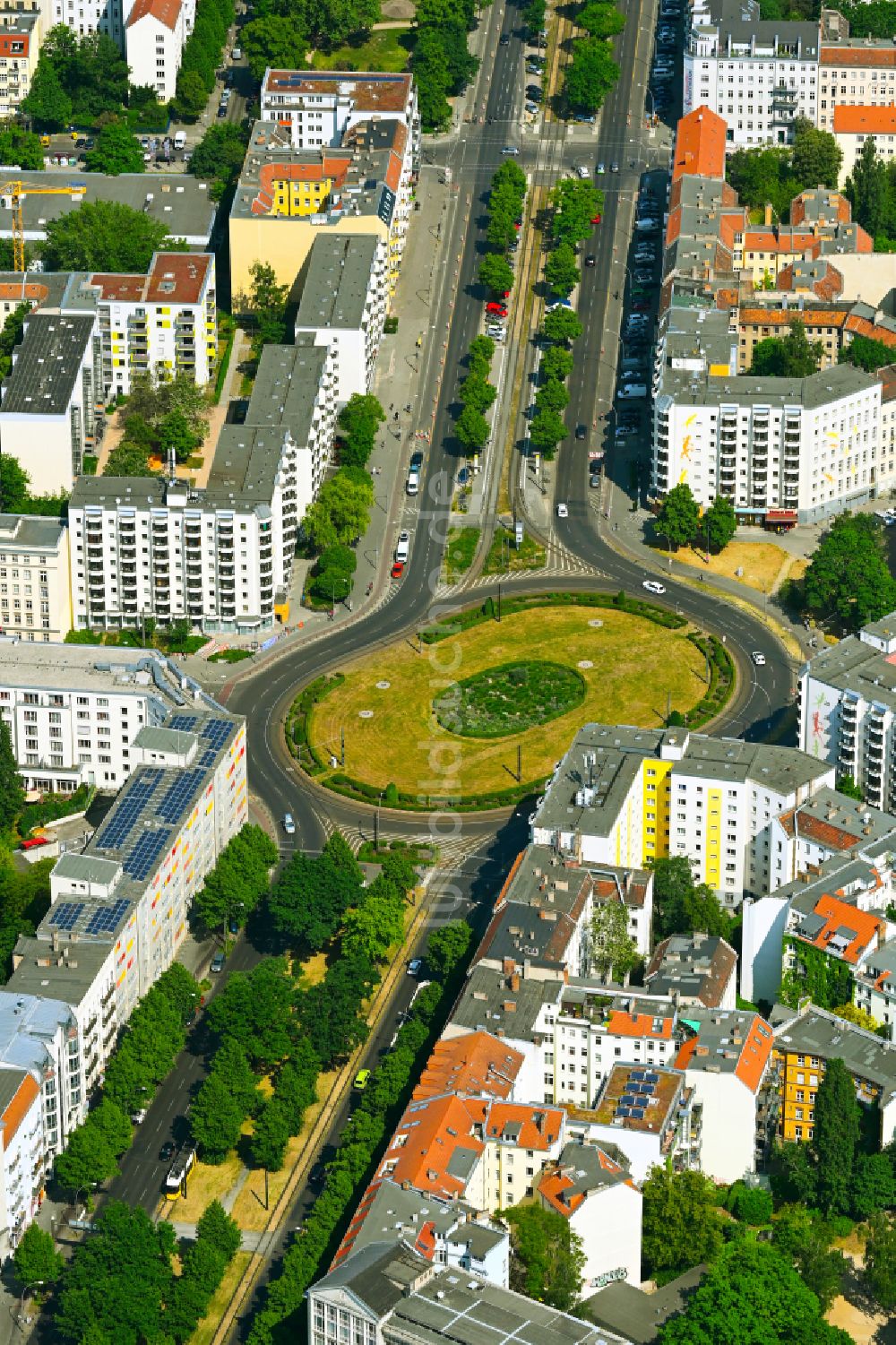 Luftaufnahme Berlin - Platz- Ensemble Bersarinplatz in Berlin, Deutschland