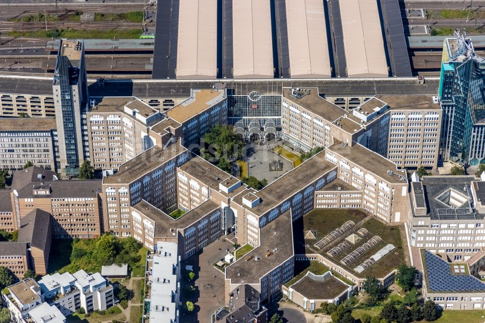 Düsseldorf von oben - Platz- Ensemble des Bertha-von-Suttner-Platz - Konrad-Adenauer-Platz mit dem Hauptbahnhof und Bürogebäuden in Düsseldorf im Bundesland Nordrhein-Westfalen, Deutschland