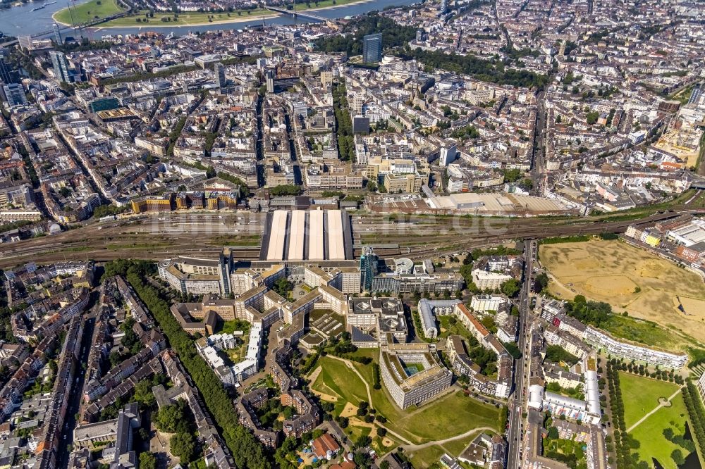 Düsseldorf aus der Vogelperspektive: Platz- Ensemble des Bertha-von-Suttner-Platz - Konrad-Adenauer-Platz mit dem Hauptbahnhof und Bürogebäuden in Düsseldorf im Bundesland Nordrhein-Westfalen, Deutschland