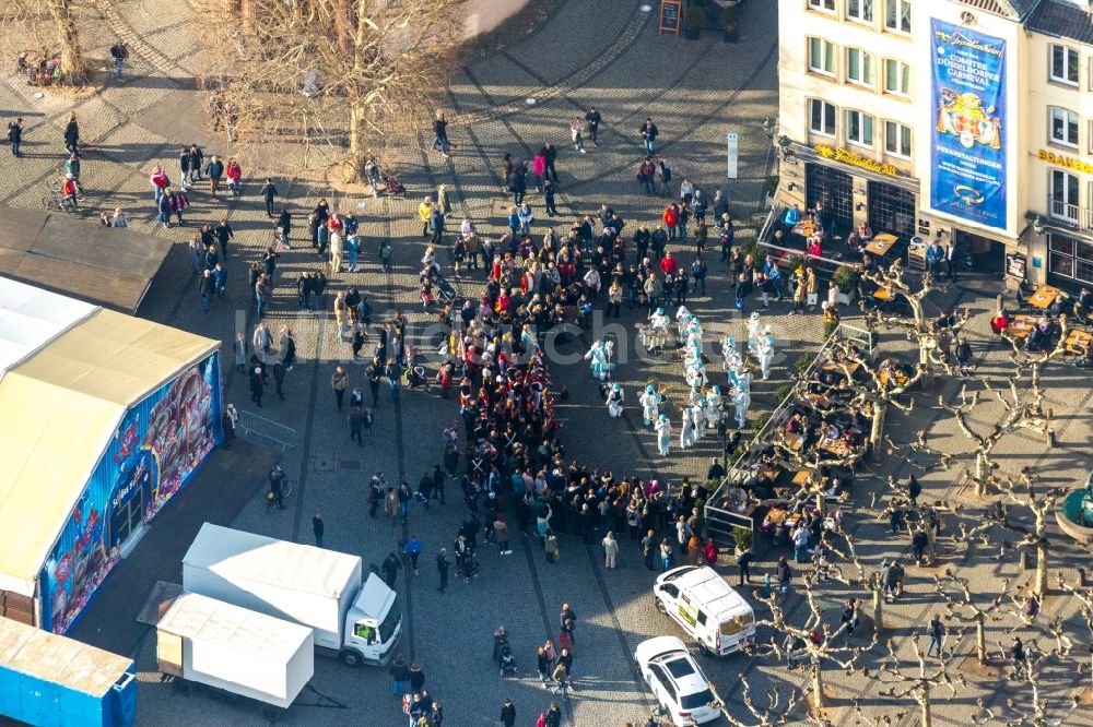 Luftbild Düsseldorf - Platz- Ensemble Burgplatz in Düsseldorf im Bundesland Nordrhein-Westfalen, Deutschland