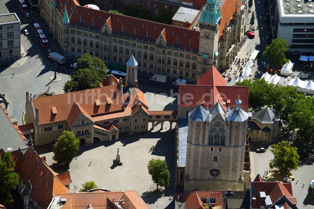 Luftbild Braunschweig - Platz- Ensemble Burgplatz mit dem Museum Burg Dankwarderode und dem Braunschweiger Dom in Braunschweig im Bundesland Niedersachsen, Deutschland