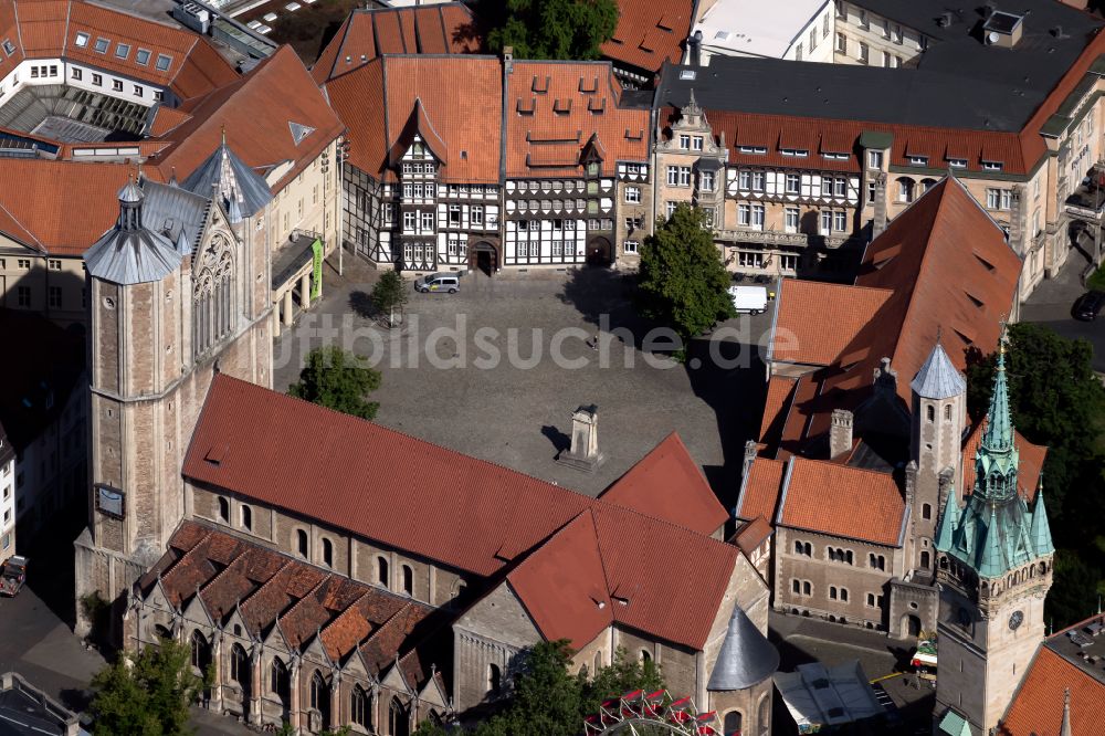 Luftbild Braunschweig - Platz- Ensemble Burgplatz mit dem Museum Burg Dankwarderode und dem Braunschweiger Dom in Braunschweig im Bundesland Niedersachsen, Deutschland