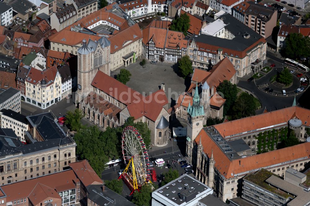 Luftbild Braunschweig - Platz- Ensemble Burgplatz mit dem Museum Burg Dankwarderode und dem Braunschweiger Dom in Braunschweig im Bundesland Niedersachsen, Deutschland